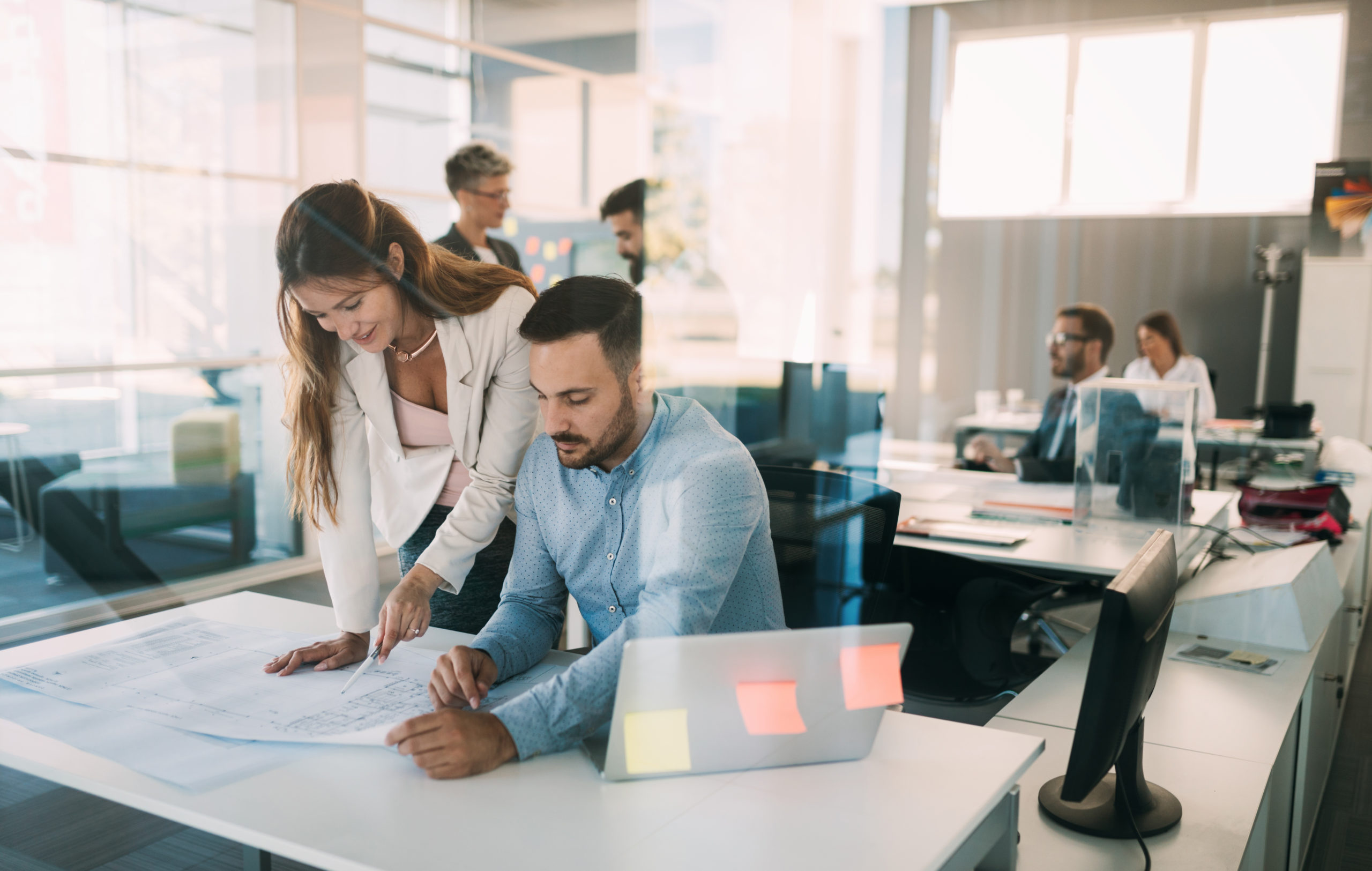 Gruppe Mitarbeiter, die zusammen an Geschäftsprojekt im modernen Büro arbeiten